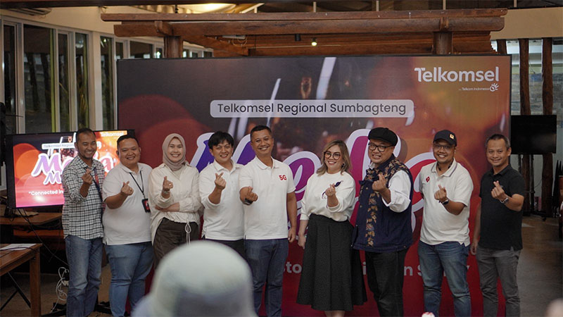 Jajaran manajemen Telkomsel foto bersama saat Media Meet Up Regional Sumbagteng 2025 di Pekanbaru.