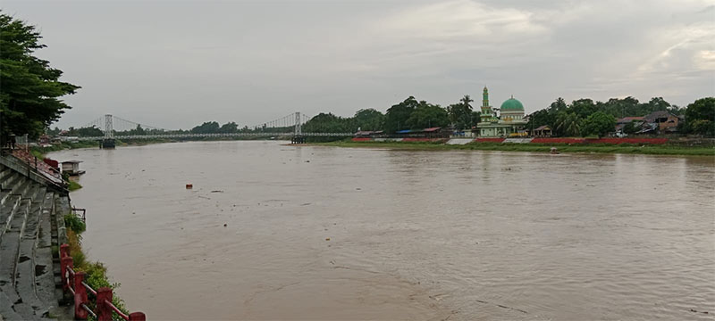 Kondisi debit air Sungai Kuantan dari Tepian Narosa Teluk Kuantan, Jumat (28/11/2025) pagi terlihat mengalami peningkatan dari hari sebelumnya.
