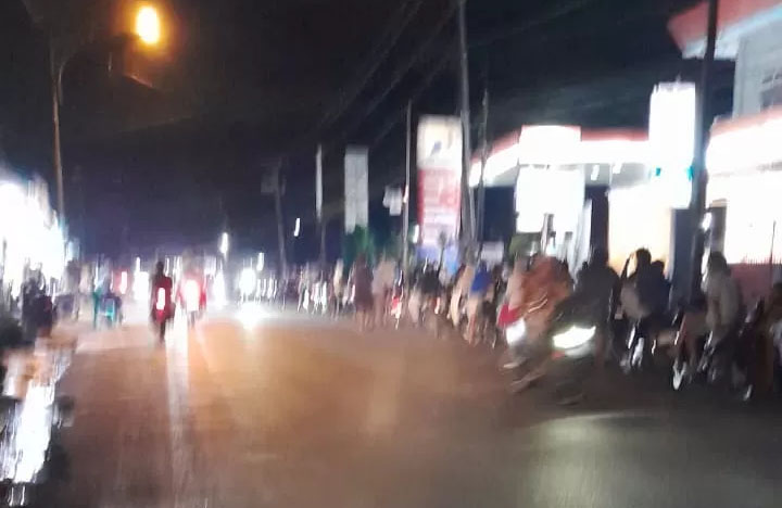 Antrean warga membeli BBM di salah satu SPBU di Padangsidimpuan.