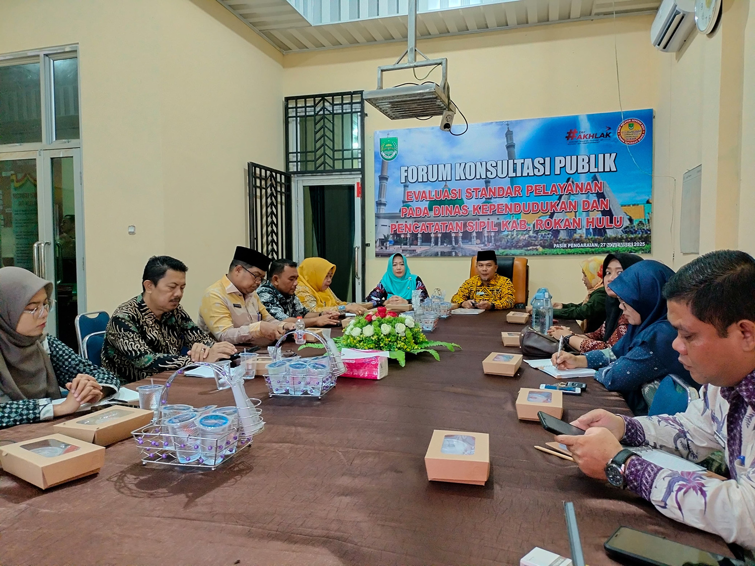Plt Kadisdukcapil Rohul H Fhatanalia&nbsp;Putra SSos MSi memberikan arahan sekaligus membuka acara FKP evaluasi standar pelayanan di ruang rapat Kantor Disdukcapil Rohul, Kamis (27/11/2025).