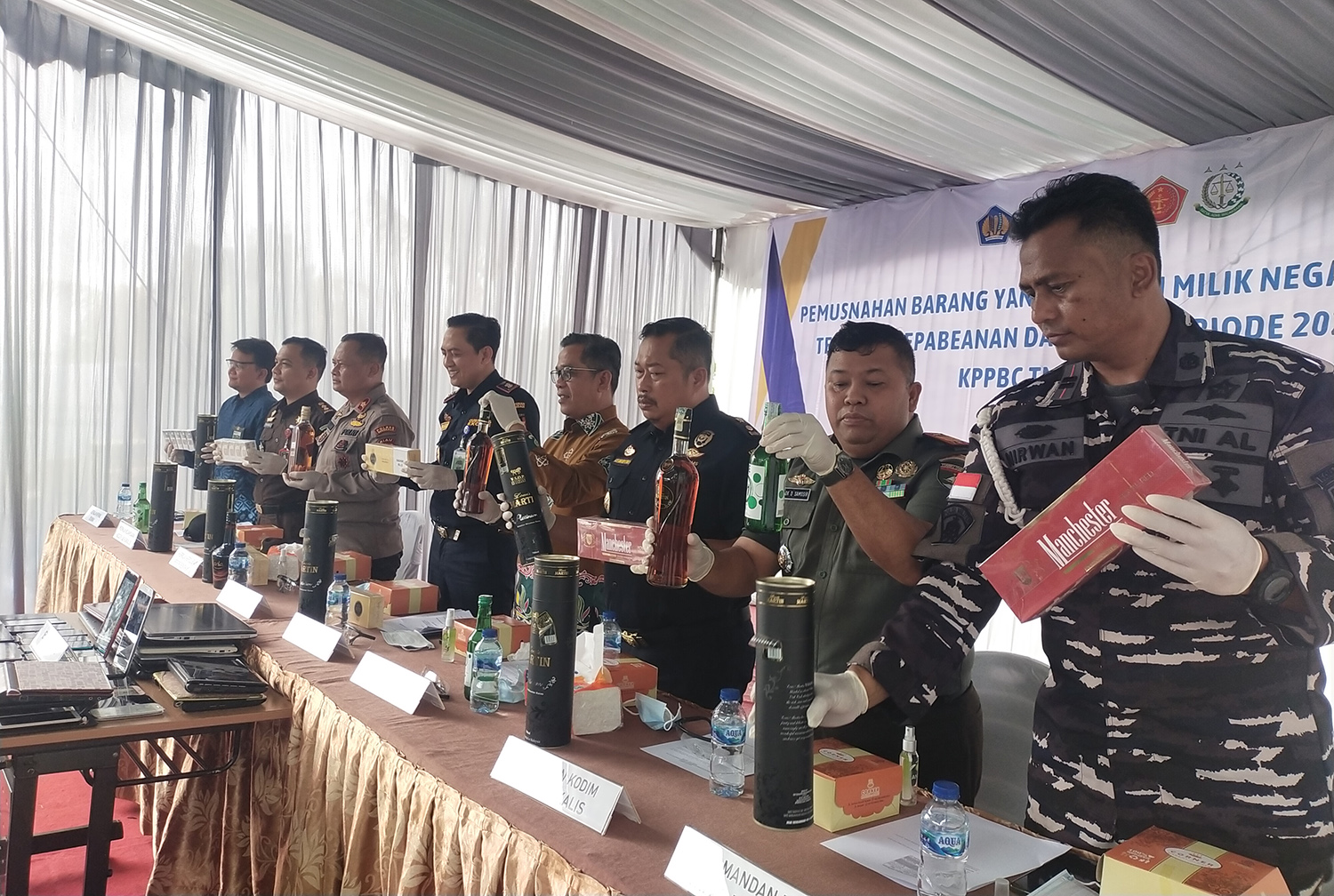 Proses pemusnahan barang ilegal di Kantor Bantu Bea  Cukai Bengkalis, Kamis (27/11/2025).