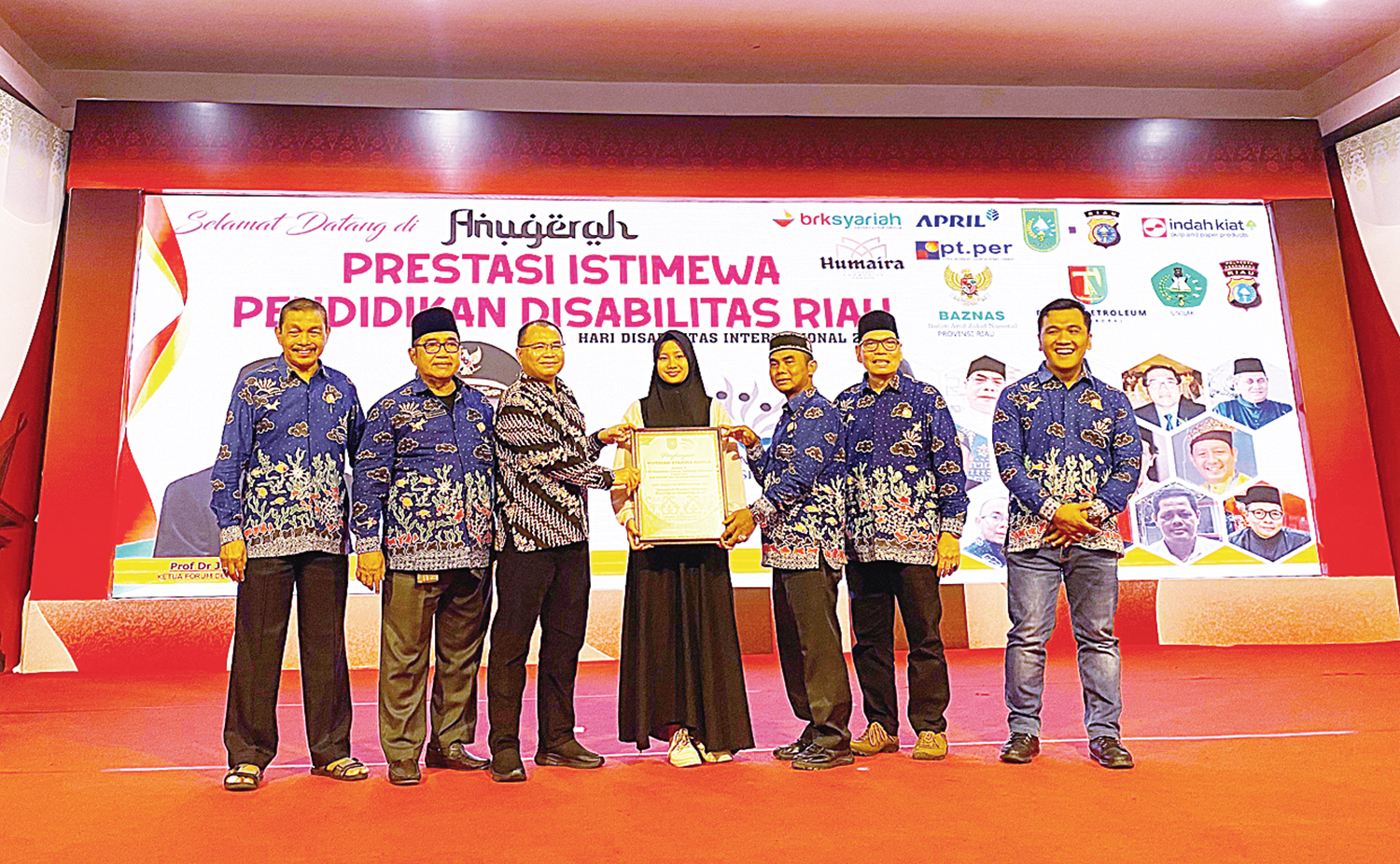 Muthia Syakira Ramla, siswa kelas X SLB Negeri Sri Mujinab (tengah) foto bersama Ketua Dewan Pendidikan Riau Dr Junaidi (tiga kiri) usai penyerahan penghargaan istimewa dari Dewan Pendidikan Riau di Gedung Daerah Balai Serindit, Rabu (26/11/2025).