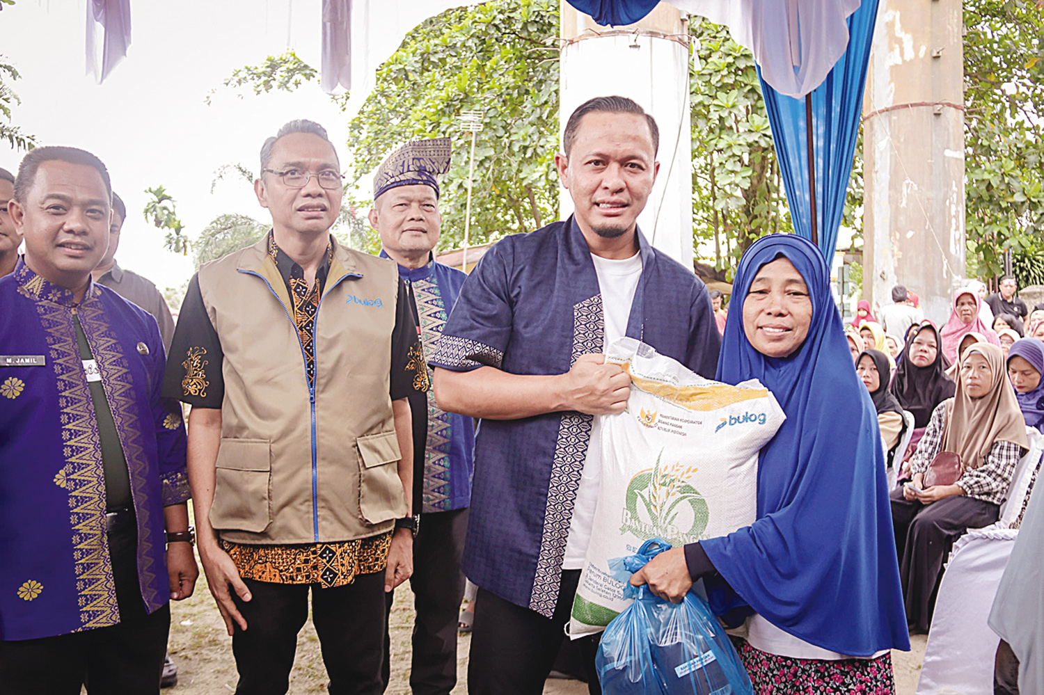Wali Kota Pekanbaru Agung Nugroho menyalurkan bantuan pangan secara simbolis kepada warga di Kecamatan Rumbai Timur, Kamis (27/11/2025) pagi.