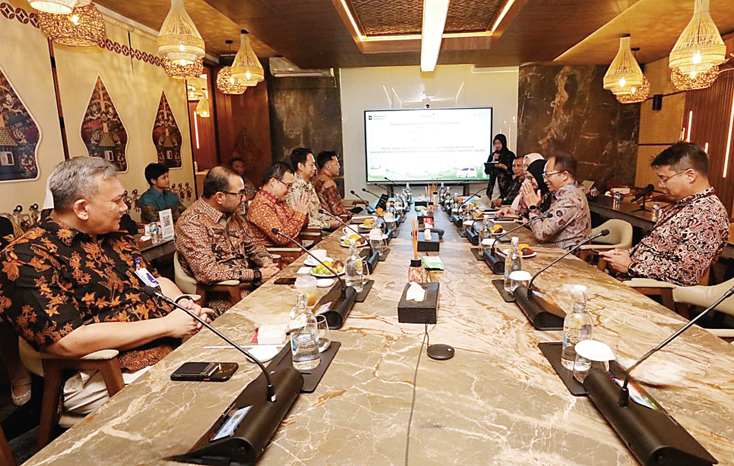 Suasana diskusi antara jajaran PLN dan Indosat Ooredoo Hutchison menjelang pro&shy;sesi penandatanganan Memorandum of Un&shy;derstanding tentang kerja sama digi&shy;ta&shy;li&shy;sasi untuk pengembangan produk niaga dan ekosistem KBLBB di Jakarta, Rabu (1