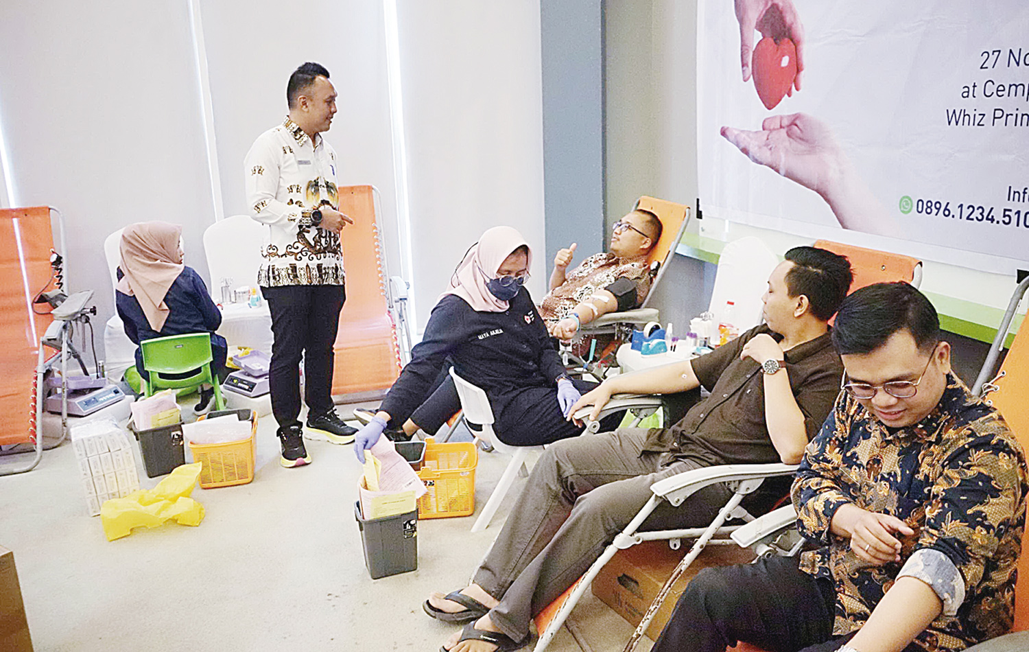 Donor Darah : GM Whiz Prime Hotel Pekanbaru Deddy Chandra  melihat pelaksanaan donor darah di ruangan cempaka dan seroja Whiz Prime Hotel Pekanbaru, Kamis (27/11/2025). ft : EVAN GUNANZAR/RIAU POS
