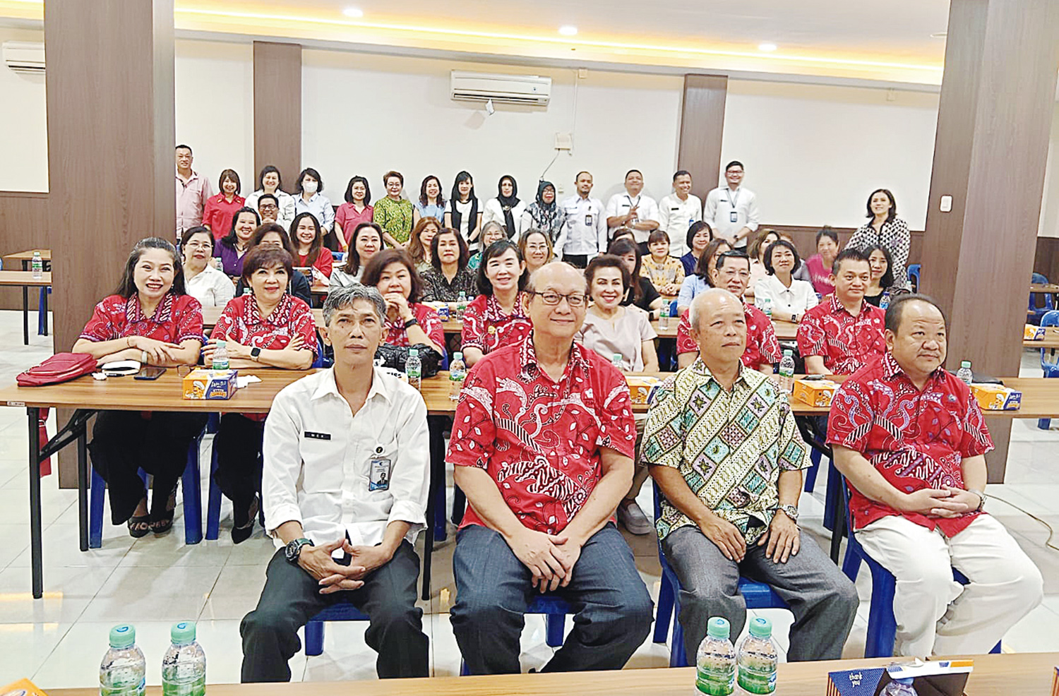 Ketua Harian PSMTI Riau Jailani Tan (kanan), didampingi Sekretaris Jenderal PSMTI Riau Romo Toni (dua kiri) foto bersama pembicara Dewan Pakar PSMTI Riau Dr Nyoto SE S Kom SH MM (tengah) dan  Koordinator Bidang Penguatan dan Kapasitas HAM Kantor Wilayah H
