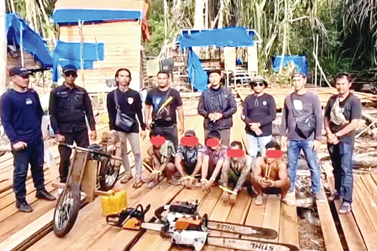 Personel Satuan Reskrim Polres Pelalawan mengamankan enam terduga pelaku illegal logging di Desa Pulau Muda, Kecamatan Teluk Meranti, Kabupaten Pelalawan, Kamis (27/11/2025).