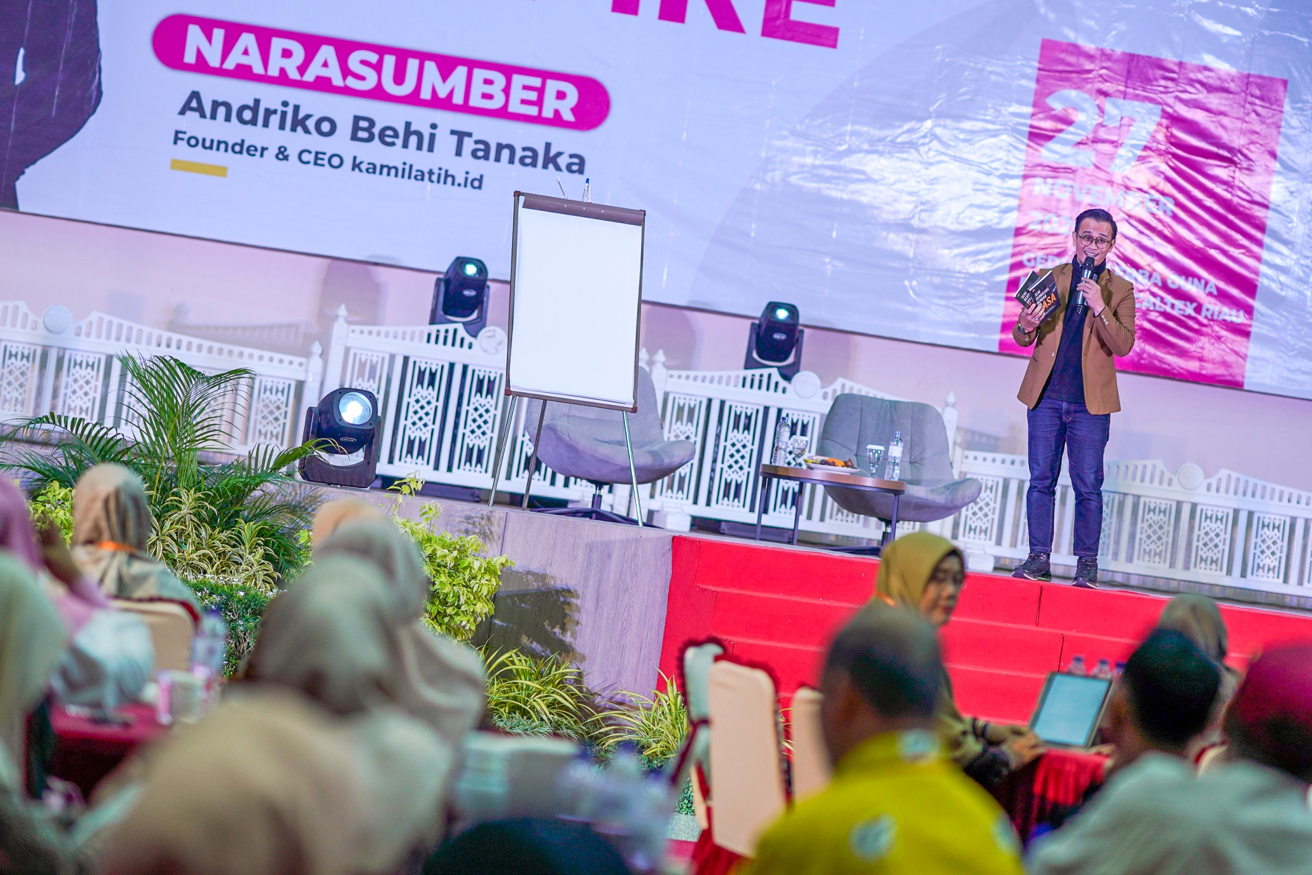 Founder dan CEO kamilatih.id, Andriko Behi Tanaka saat memberikan materi di hadapan ratusan guru dalam seminar Guru Bimbingan Konseling (BK) bertema &ldquo;Speak to Inspire&rdquo; di Gedung Serba Guna PCR, Kamis.