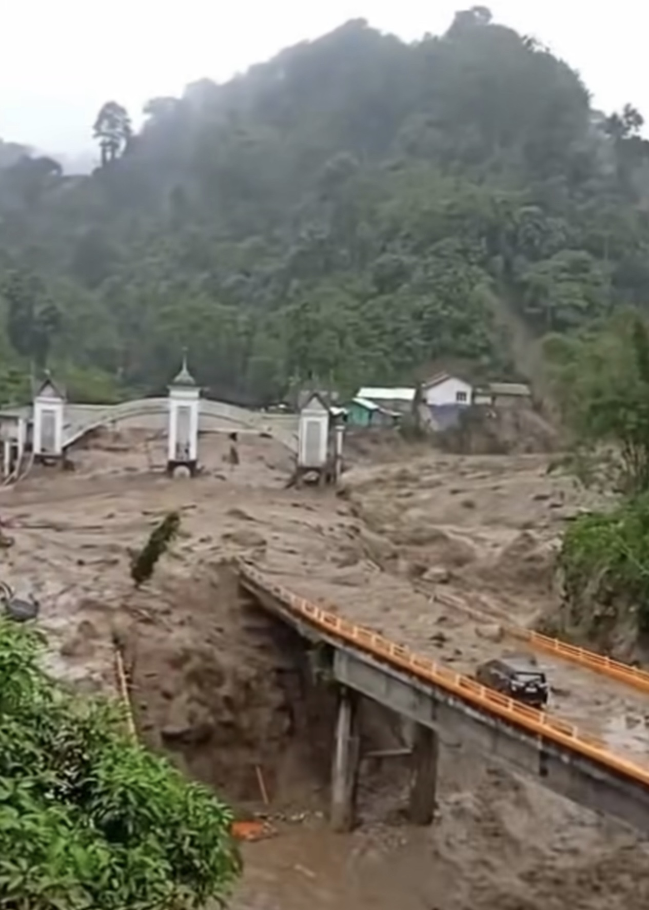 Galodo atau tanah longsor meluluhlantakkan jembatan kembar di Padangpanjang dan memutus akses jalan nasional Padang-Bukittinggi, Kamis (27/11/2025).