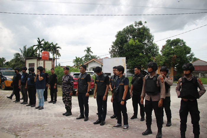 BNNP Riau bersama BNNK Dumai, Polres Dumai, Bea Cukai, dan Lanal Dumai saat bersiap melakukan operasi gabungan penggeledahan di tiga lokasi