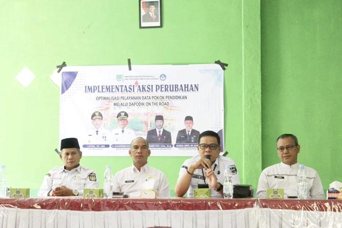 Sekretaris Disdikpora Rohul memberikan arahan dalam acara Implementasi Dapodik On The Road di Kantor Koordinator Pendidikan Kecamatan Rambah.