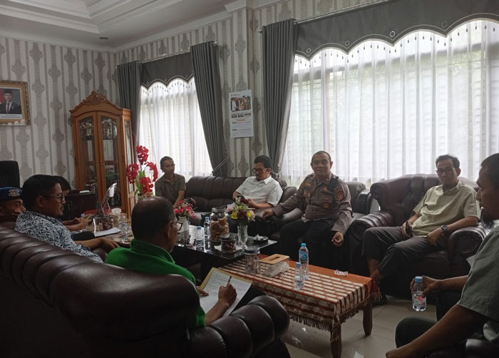 Kapolsek Bangkinang Iptu Dr Eko WN Besari memfasilitasi pertemuan pihak kontraktor,  pemilik lahan, dan pihak Dinas PUPR di Kantor Camat Bangkinang Kota, Jumat (28/11/2025).