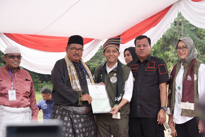 Menhut RI Raja Juli Antoni didampingi Bupati Suhardiman Amby dan Dirjen Perhutanan Sosial, Catur Endah Prasetiani serahkan SK Perhutanan Sosial Rimbo Larangan Masyarakat Hukum Adat Kenegerian Jake