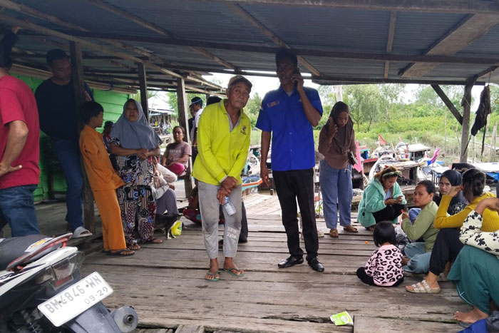 Keluarga dari nelayan yang dilaporkan hilang berkumpul di sebuah tangkahan tradisional di daerah eks Pelabuhan-Jalan Utama ujung Kelurahan Bagan Barat, Bangko, Jumat (28/11/2025).