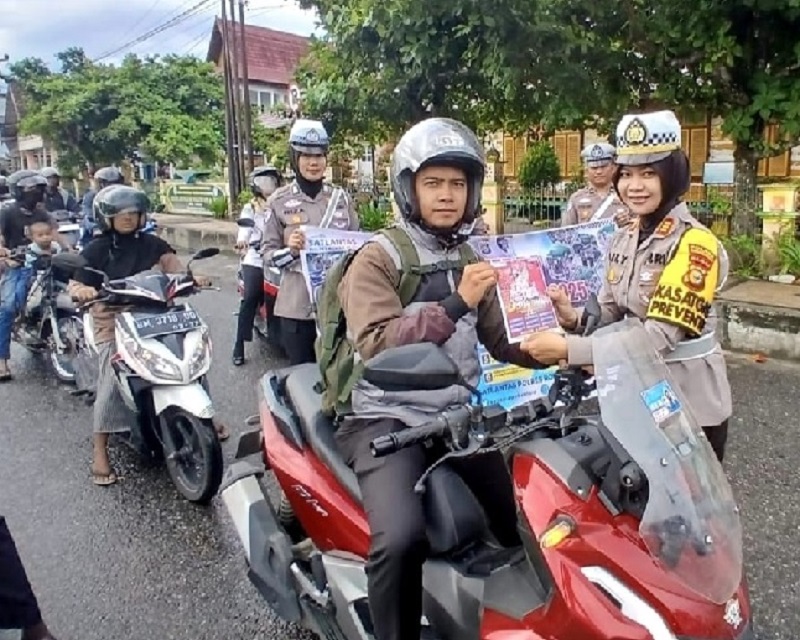 Kasatlantas Polres Rohul AKP Lily Syulfiani SIK MH berikan edukasi dan brosur kepada pengendara dalam giat H-2 Ops Zebra Lancang Kuning di Pasirpengaraian. Jumat (28/11/2025).