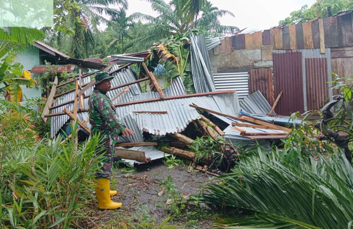 Salah satu rumah warga di Desa Titi Akar yang diterjang angin puting beliung yang abruk pada, Kamis (27/11/2025) siang.