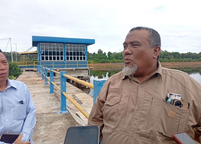 Direktur Tirta Terubuk Bengkalis Abel Iqbal meninjau kondisi waduk Tirta Terubuk Bengkalis yang mengalami kekeringan dan membuat terhentinya produksi air bersih di Pulau Bengkalis, Kamis (27/11/2025).