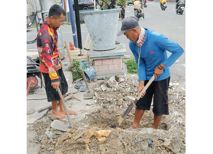 Pekerja tengah membuat traffic control di kawasan Simpang Jalan Paus-Jalan Tuanku Tambusai.