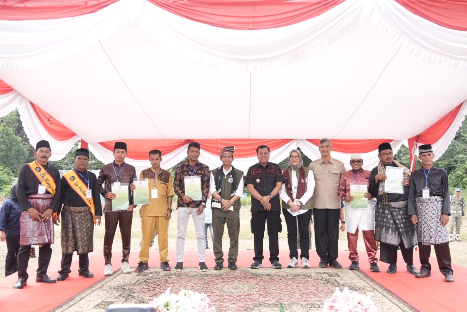 Penyerahan  SK Perhutanan Sosial Rimbo Larangan Masyarakat Hukum Adat Kenegerian Jake, Kecamatan Kuantan Tengah di Desa Jake,  Jumat (28/11/2025).