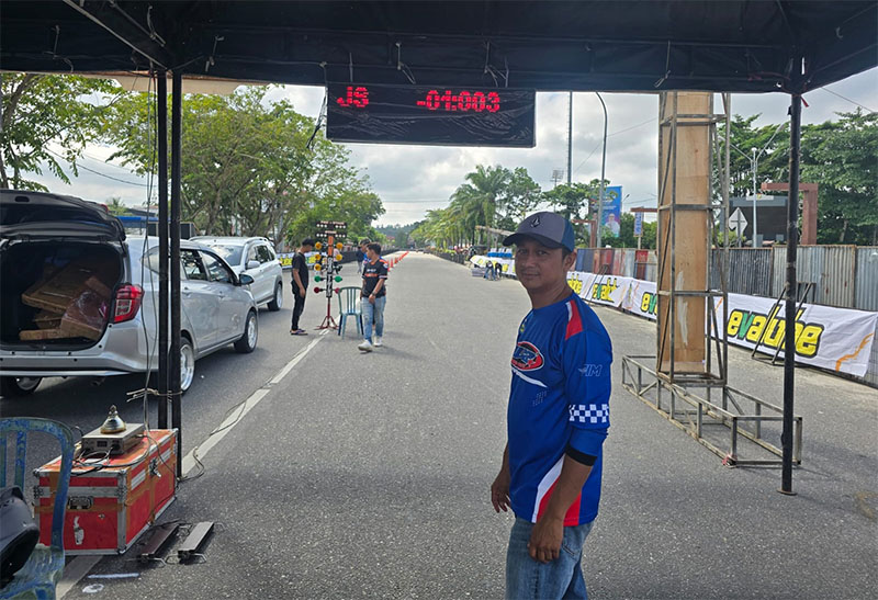 Sepanjang 400 meter Jalan Ahmad Yani, Bangkinang menjadi ajang dragbike dan dragrace W2 Tapak Lapan memperebutkan Piala Satlantas Polres Kampar 2025, Sabtu (29/11/2025).