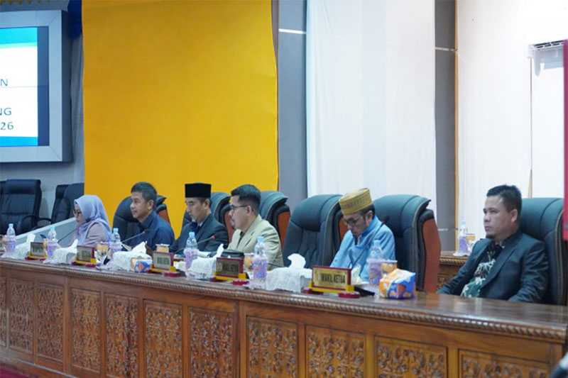 Ketua DPRD Ahmad Taridi, Wakil Ketua Iib Nursaleh, Zulpan Azmi, Sunardi, Bupati Ahmad Yuzar, dan Wabup Misharti menghadiri rapat paripurna pengesahan APBD 2026, Jumat malam