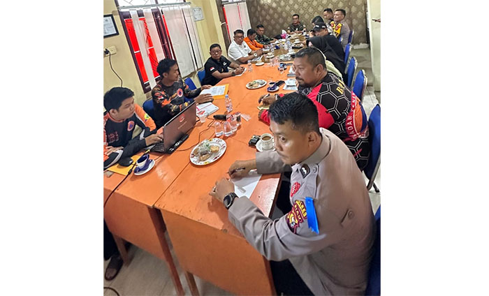 Kalaksa BPBD Inhil, R Arliansyah memimpin rapat tim koordinasi rekomendasikan siaga darurat hidrometeorologi, Sabtu (29/11/2025)