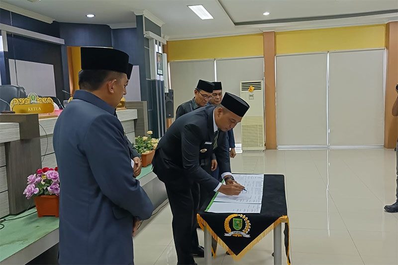 Bupati Inhu Ade Agus Hartanto didampingi Wabup Ir H Hendrizal MSI dan Sekdakab Zulfahmi Adrian menandatangani berita acara pengesahan APBD 2026, Sabtu (29/11/2025).