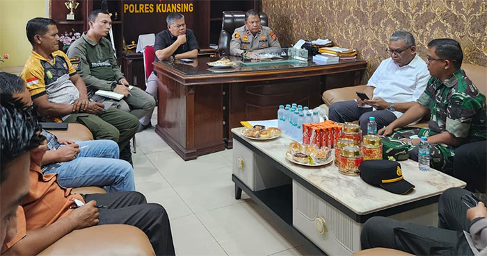 Wakapolres Kuansing, Kompol Nopaldi dan Asisten II Setda Kuansing Drs Napisma saat rapat terbatas antisipasi bencana, Sabtu (29/11/2025) di Mapolres Kuansing