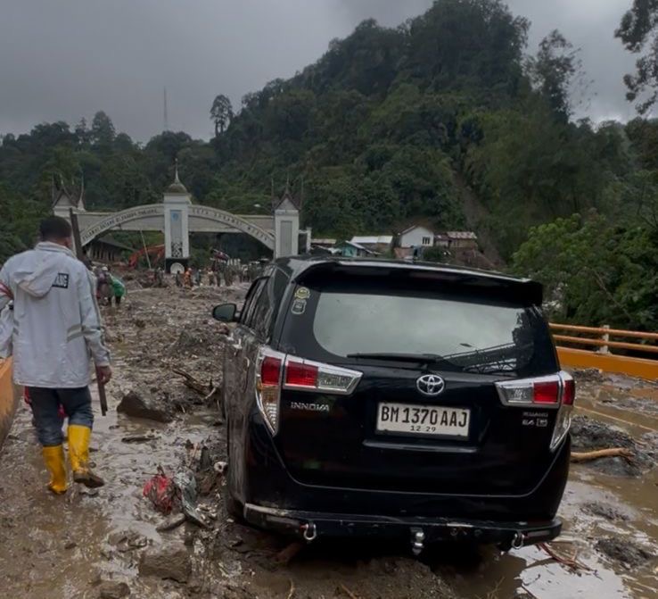 Mobil yang digunakan 2 personel Ditreskrimum Polda Riau saat melakukan penyelidikan ke Sumbar dan menjadi korban longsor di jembatan kembar, Padangpanjang, Kamis (27/11/2025).