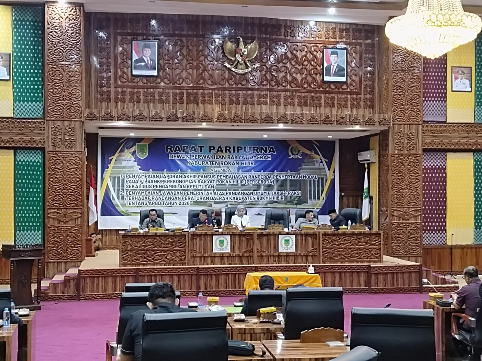 Bupati Rohil membacakan jawaban pemda atas pandangan umum fraksi-fraksi terhadap Ranperda APBD T.A 2026 di Bagansiapiapi, Jumat (28/11/2025).