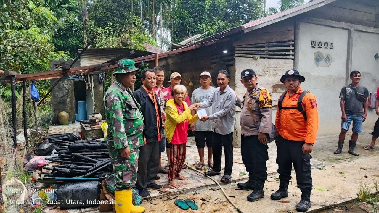 Bhabinsa dan Bhabinkamtibmas serta aparatur Desa Titi Akar Kecamatan Rupat Utara menyerahkan bantuan untuk korban angin puting beliung pada, Jumat (28/11/2025)
