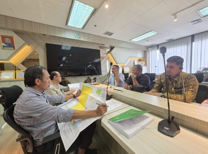 Tim DPN Elang 3 Hambalang Bidang Pertanian dan Agrobisnis menyerahkan dokumen laporan finalisasi penetapan tata baatas HKm pulau Bengkalis, seluas luas 3236 kepada Kasubdit Pengembangan Keusahaan.