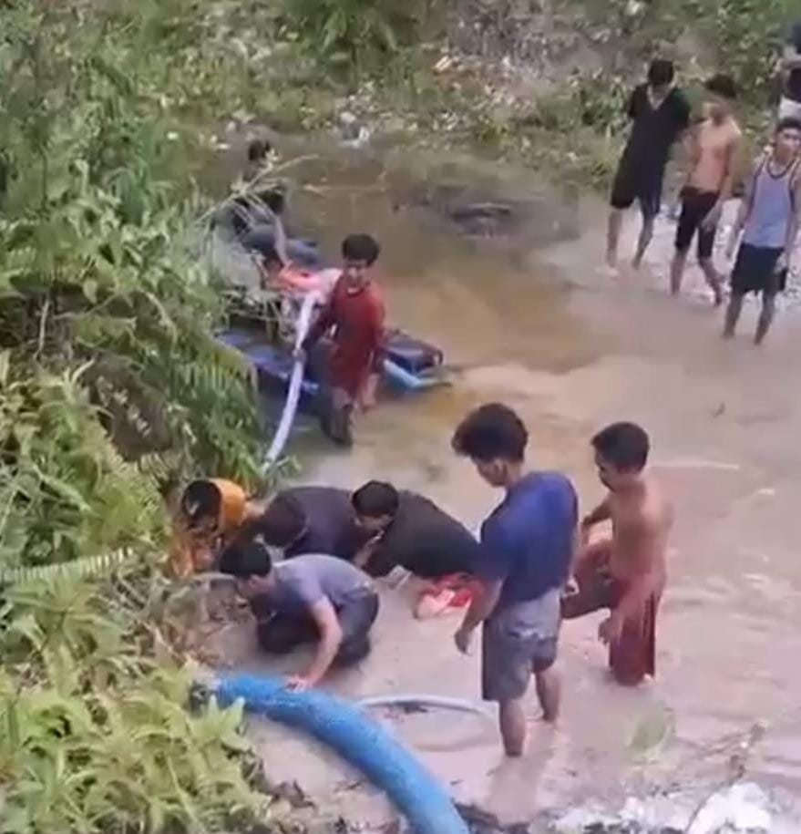 Pekerja PETI di Desa Jake yang ditemukan meninggal karena tertimbun saat melakukan aktivitas penambangan emas tanpa izin (PETI), Jumat (28/11/2025) petang. FoPolres Kuansing