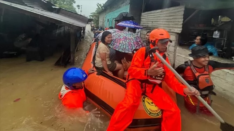 Evakuasi Korban bencana alam oleh tim SAR di Kabupaten Pidi Jaya, Aceh
