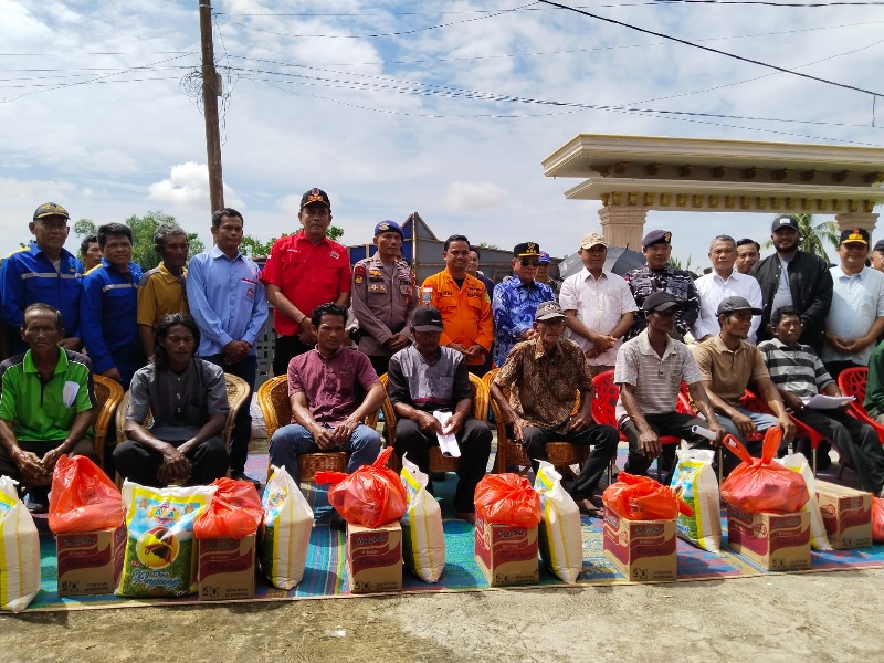 Perwakilan nelayan penerima bantuan bersama Bupati Rohil H Bistamam, sejumlah kepala OPD, camat Bangko Aspri Mulya di Bagansiapiapi, Sabtu (29/11/2025).