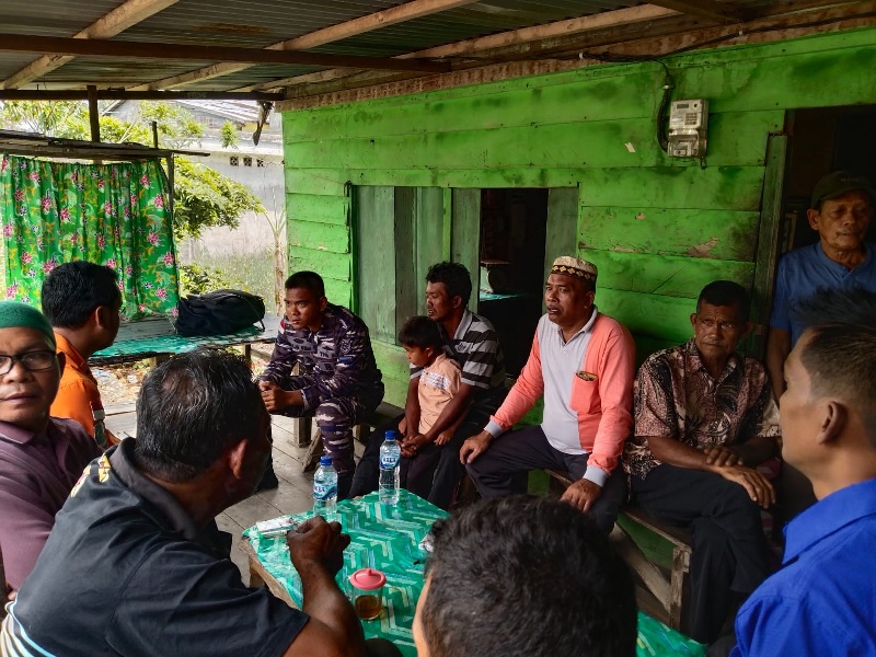 Ardiansyah memeluk anaknya, saat tiba dievakuasi tim gabungan di sebuah tangkahan milik nelayan di jalan Utama ujung Kelurahan Bagan Barat, Bangko, Sabtu (29/11/2025).