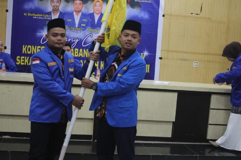 Romi Zelvindra demisioner Ketua PC PMII Inhu 2024-2025 menyerahkan bendera petaka kepada Fadilah Irsandi (kanan) usai Konfercab, Jumat (28/11/2025). Foto PMII Inhu