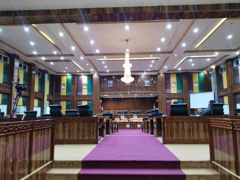 Kondisi ruangan paripurna DPRD Rohil saat skorsing rapat banggar, Sabtu (29/11/2025) malam.