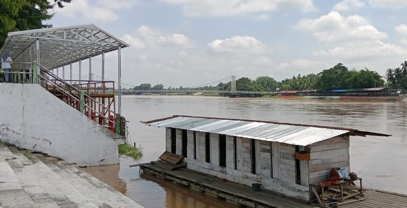 Kondisi air Sungai Kuantan dari Tepian Narosa Teluk Kuantan, Sabtu (29/11/2025) terlihat terus mengalami peningkatan dari hari sebelumnya.