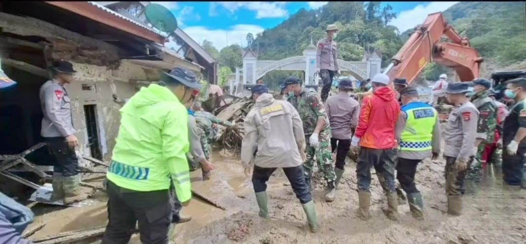 Petugas gabungan melakukan pencarian korban galodo di Jembatan Kembar Silaing Bawah, Padang Panjang, Sumatera Barat, Sabtu (29/11/2025).