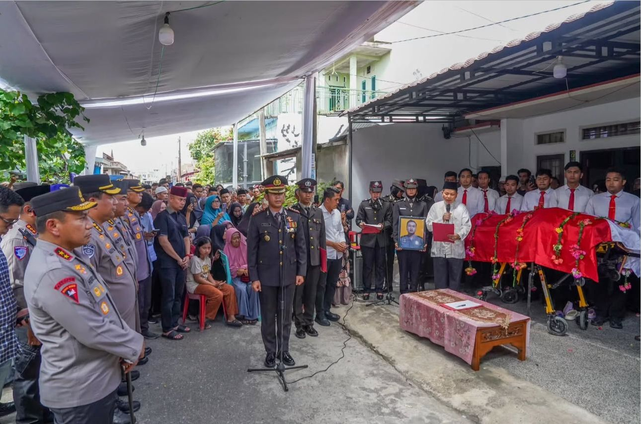 Kapolda Riau Irjen Pol Herry Heryawan (kiri) saat menghadiri upacara pemakaman jenazah almarhum Bripka Anumerta Tri Irwansyah di kediaman almarhum di Jalan Srikandi, Pekanbaru, Sabtu (29/11/2025).