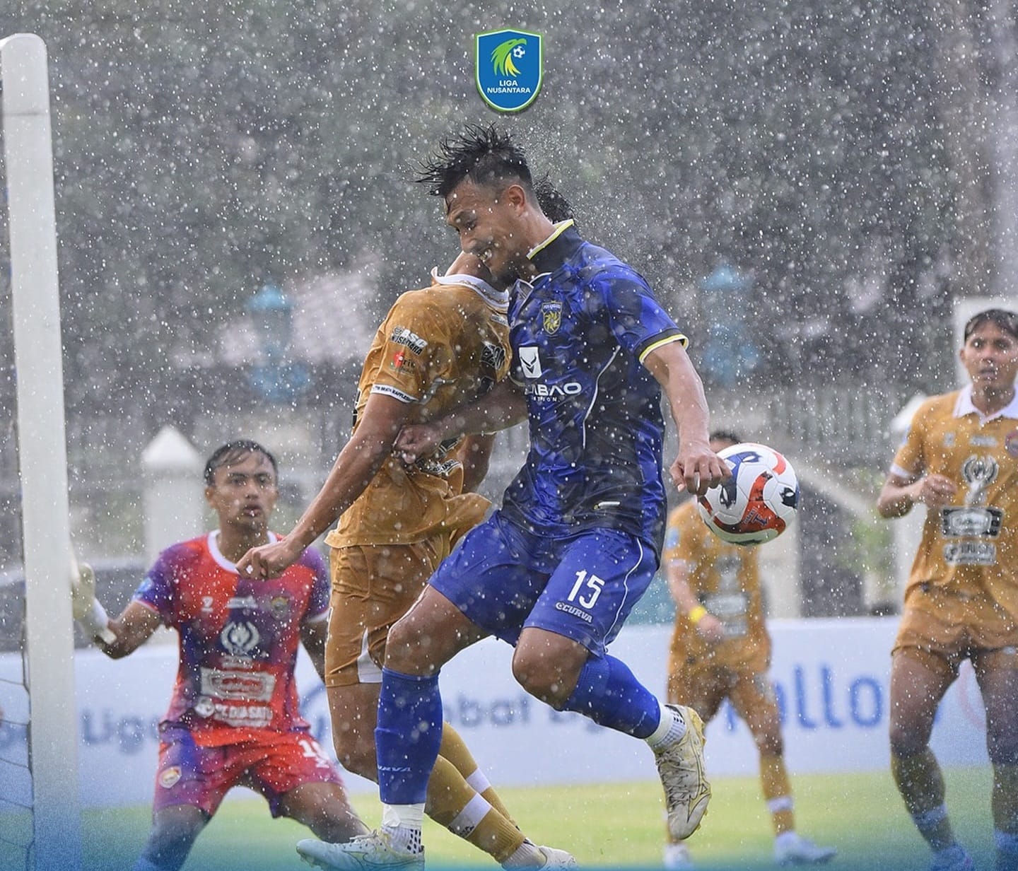 Bek Pekanbaru FC Jodi Kustiawan berduel dengan pemain Tri Brata Rafflesia FC dalam laga Liga 3 di Stadion Kota Barat Surakarta, Ahad (30/11/2025).