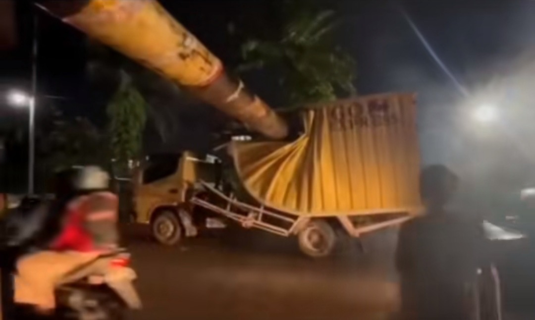 Sebuah mobil Truck Box dengan nomor polisi B 9927 GC menabrak portal pembatas tinggi kendaraan di Jalan Yos Sudarso, tepatnya di Jembatan Leighton, Kecamatan Senapelan, Pekanbaru, Sabtu (29/11/2025).