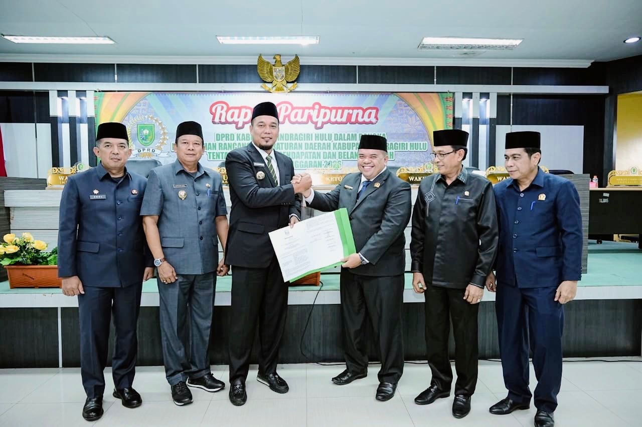 Bupati Inhu Ade Agus Hartanto (tiga kiri) didampingi wabup dan sekda memperlihatkan berita acara paripurna bersama Ketua DPRD Inhu, Sabtu Pradansyah Sinurat di Sabtu Pradansyah Sinurat, Sabtu (29/11).
