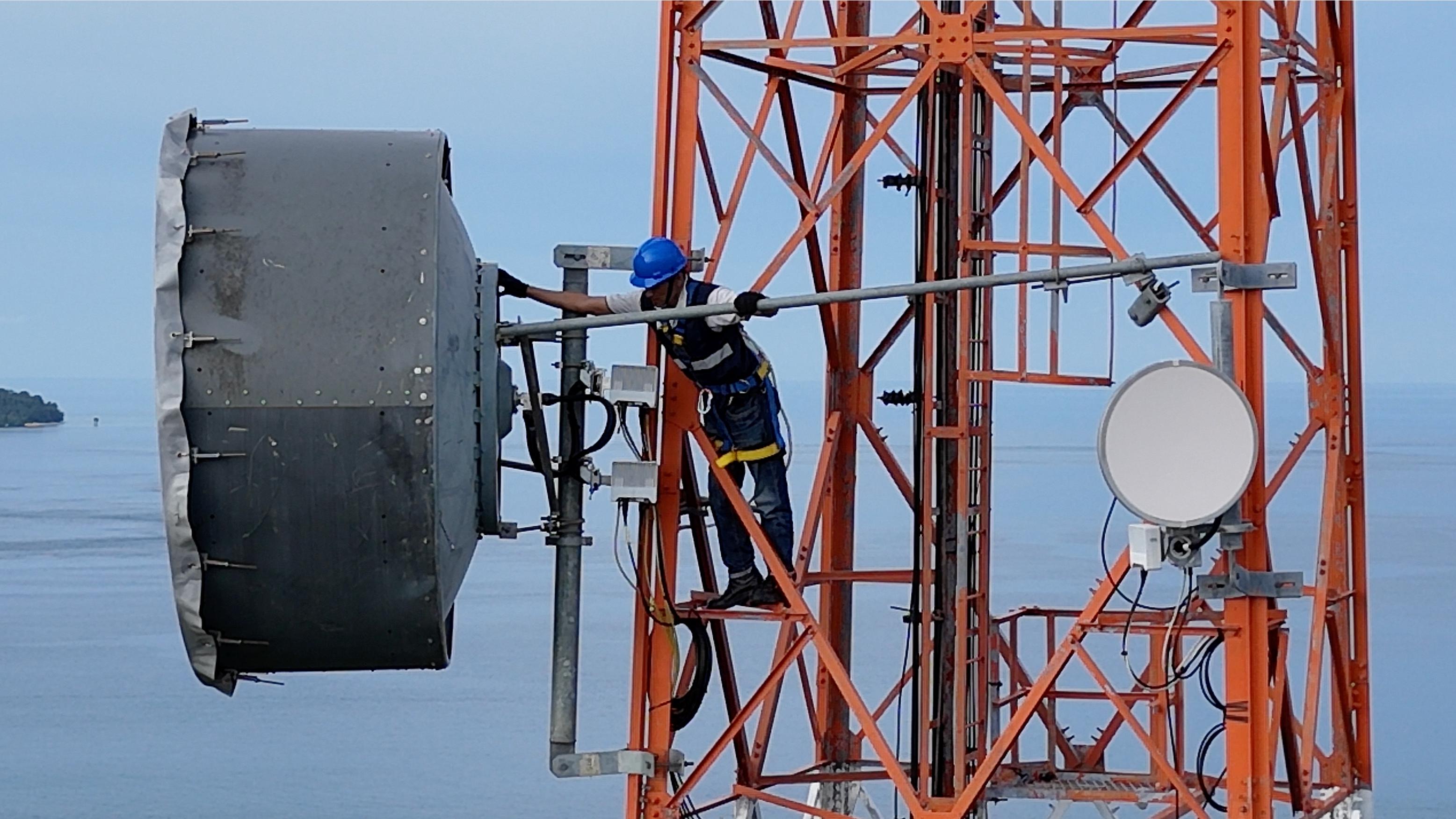 Salah satu petugas memperbaiki jaringan di BTS wilayah Sumbagteng baru-baru ini.
