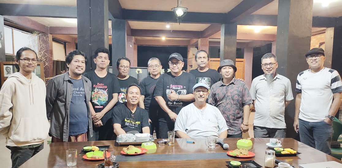 Para peserta diskusi Story of Illustory foto bersama seusai diskusi yang diselenggarakan Galeri Hang Nadim di Anjungan Kampar Kompleks Bandar Serai, Pekanbaru, Rabu (19/11/2025).