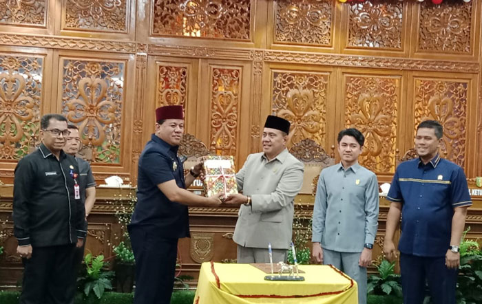 Ketua DPRD Juprizal serahkan buku APBD Kuansing 2026 kepada Bupati Suhardiman Amby MM disaksikan Sekda Zulkarnain ST MSi, Wakil Ketua I DPRD Satria Mandala Putra, dan Wakil Ketua II DPRD Romi Alfisyah