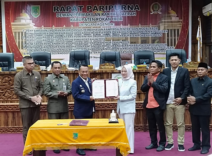 Ketua DPRD Rohil Ilhammi STrKeb didampingi Wakil Ketua Maston SH, Imam Suroso SE, Basiran Nur Efendi SE MIP dan Bupati H Bistamam, Sekdakab H Fauzi Efrizal SSos MSi,  Kabag Persidangan Julianda SSos