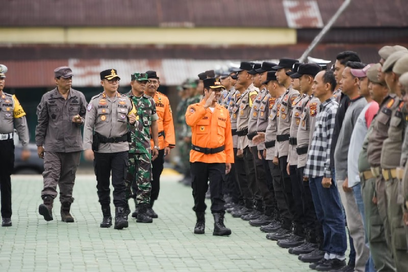 Wakil Bupati Kuansing H Muklisin meninjau personel gabungan dan Sungai Kuantan saat apel siap siaga bencana, Ahad (30/11/2025) di lapangan Taman Jalur Telukkuantan.