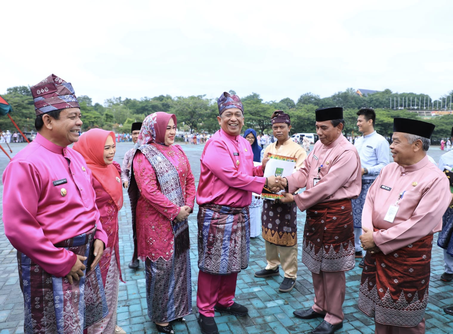 Bupati Rohul Anton bersama Wabup H Syafaruddin Poti dan istri serahkan SK Pensiun kepada Sekwan Rohul Drs H Sariaman MSi didampingi Asisten II Setda Rohul Drs H Ibnu Ulya MSi baru-baru ini.